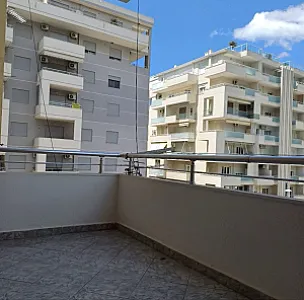 Jepet apartament me qira afatgjatë 2+1 + 2 ballkone - Foto 5