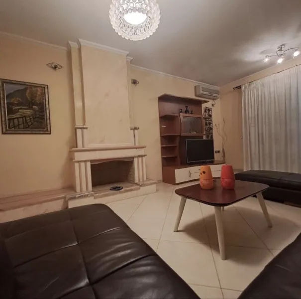 Jepet me qira penthouse super komod ne vlorë