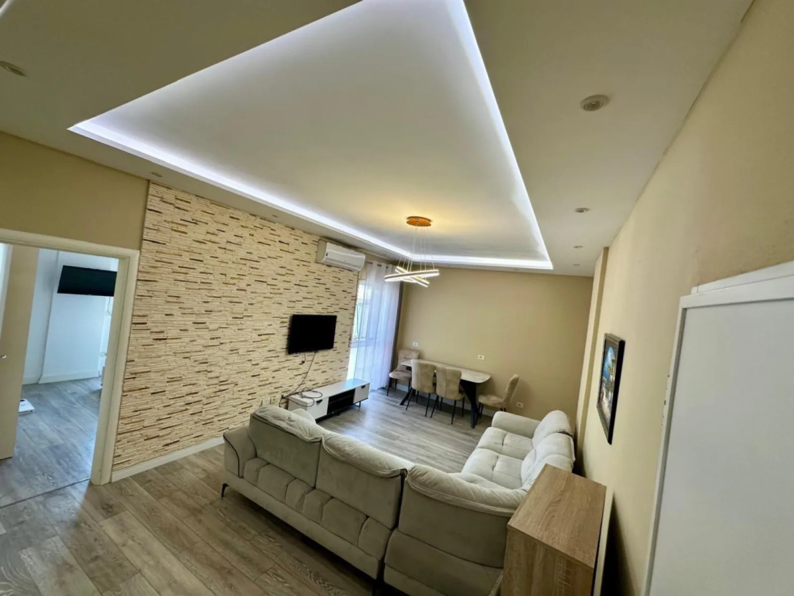 Jepet me qera apartament 2+1 perball Eftali Kocit, Durres. - Foto 2