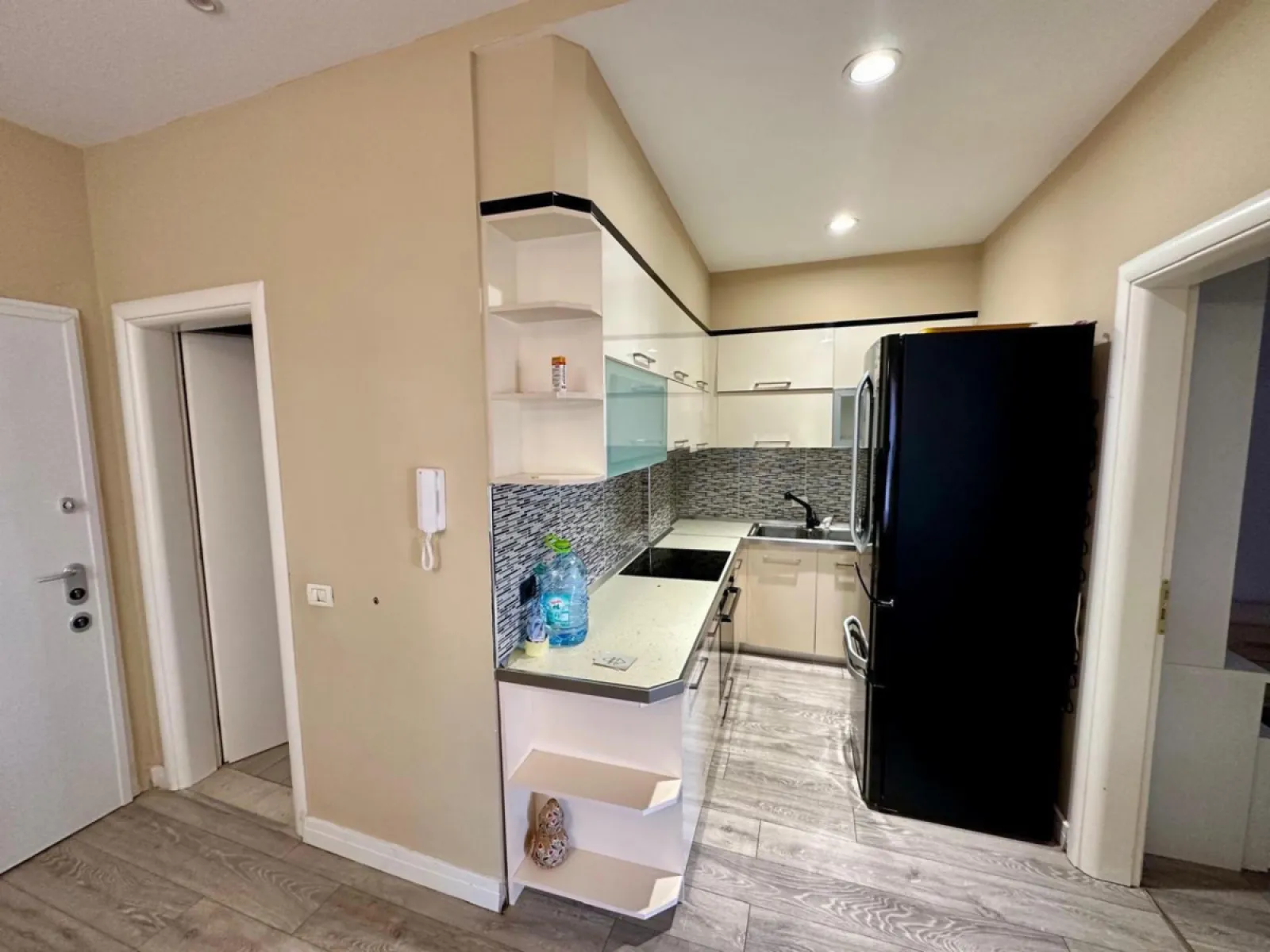 Jepet me qera apartament 2+1 perball Eftali Kocit, Durres. - Foto 4