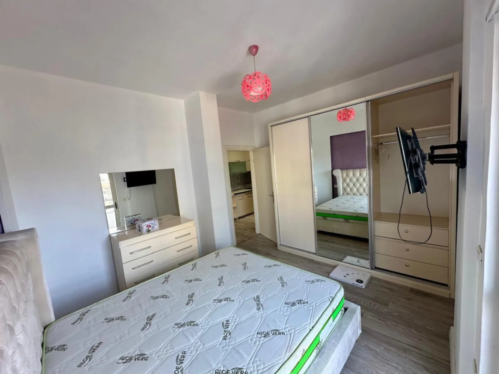 Jepet me qera apartament 2+1 perball Eftali Kocit, Durres. - Foto 6