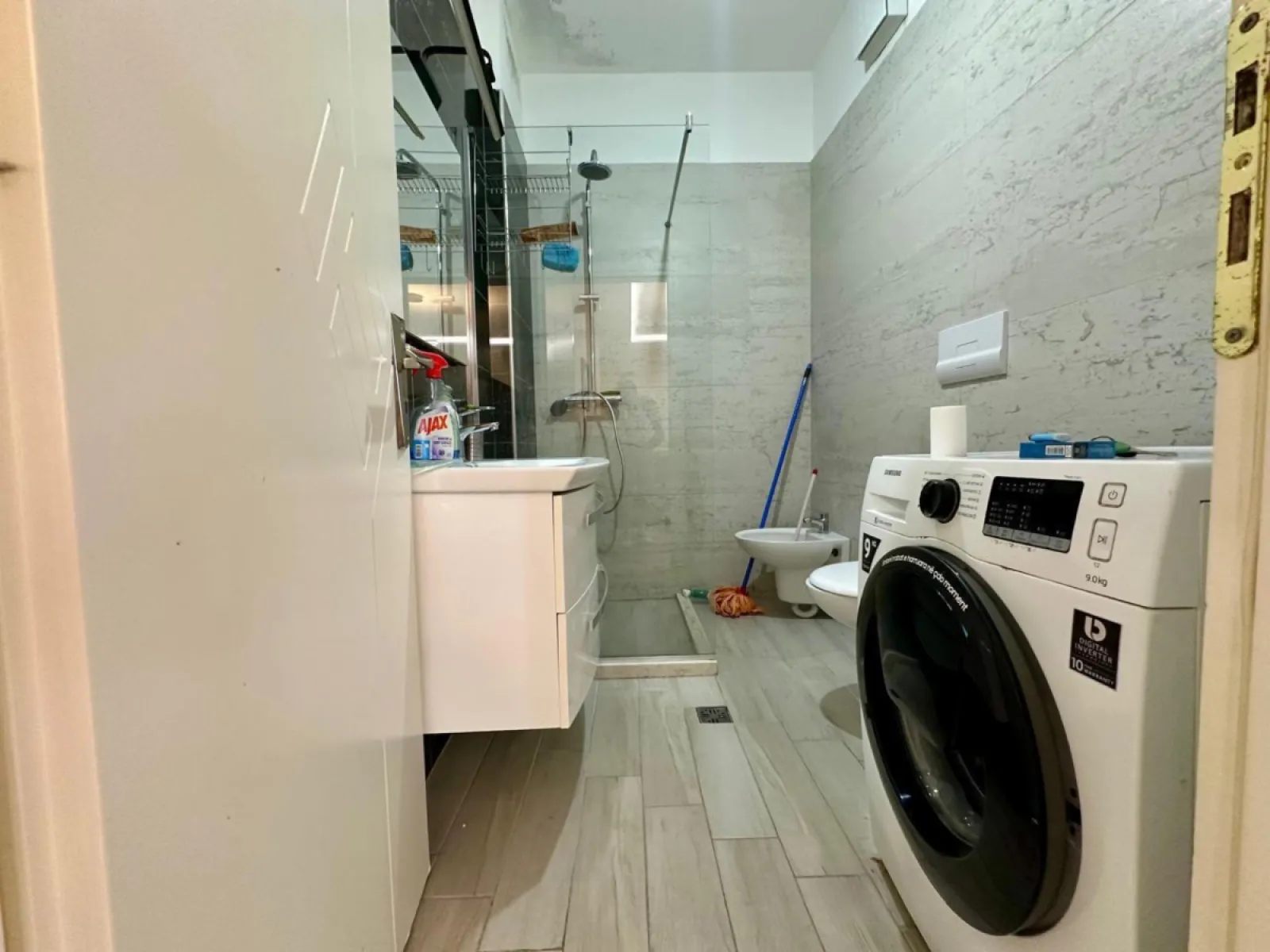 Jepet me qera apartament 2+1 perball Eftali Kocit, Durres. - Foto 9
