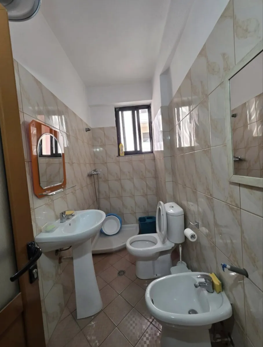 Jepet apartamenti me qira afatgjate 2+1 i mobiluar - Foto 4