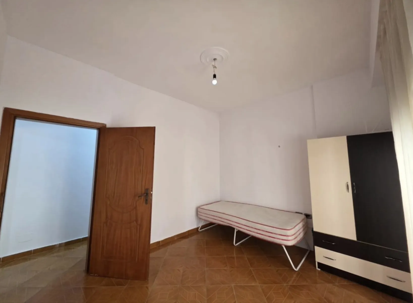 Jepet apartamenti me qira afatgjate 2+1 i mobiluar - Foto 7