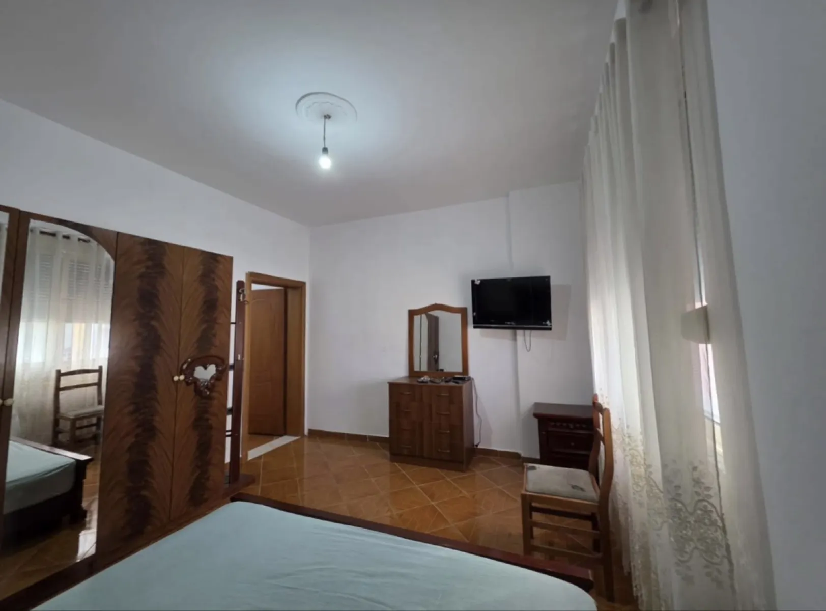 Jepet apartamenti me qira afatgjate 2+1 i mobiluar - Foto 8