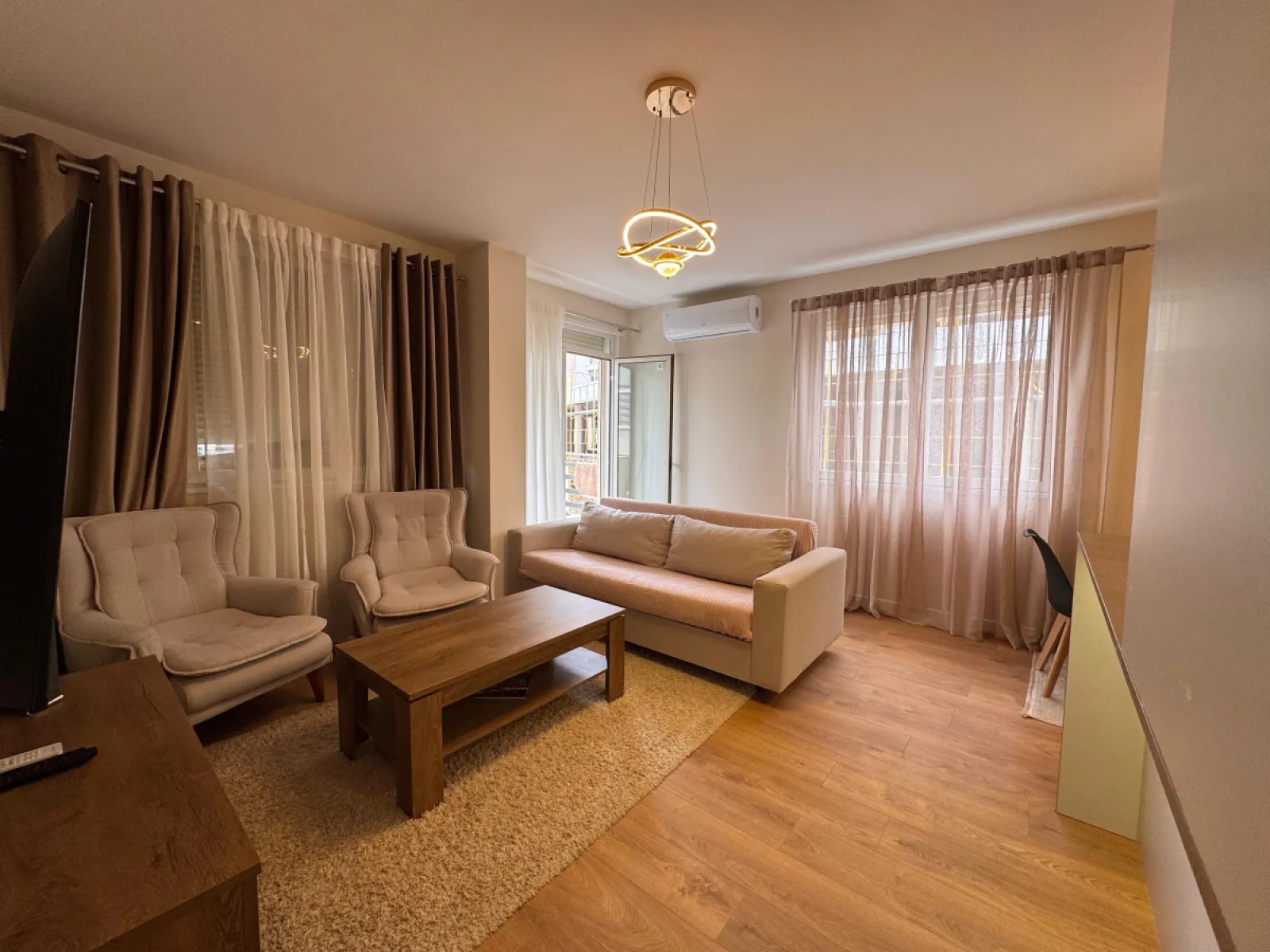 Shitet apartament 2+1 tek Liqeni i Thatë - vije e pare - Foto 2