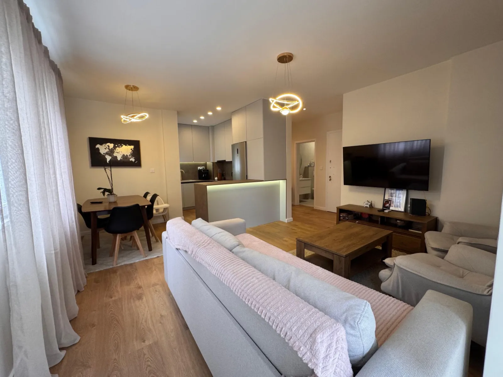 Shitet apartament 2+1 tek Liqeni i Thatë - vije e pare - Foto 3