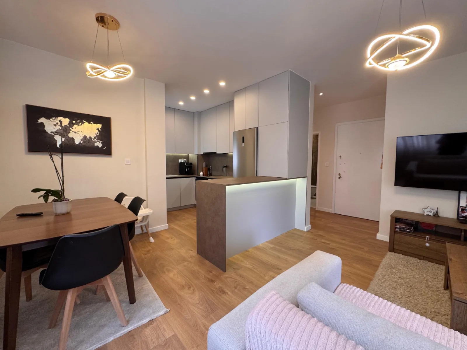 Shitet apartament 2+1 tek Liqeni i Thatë - vije e pare - Foto 6