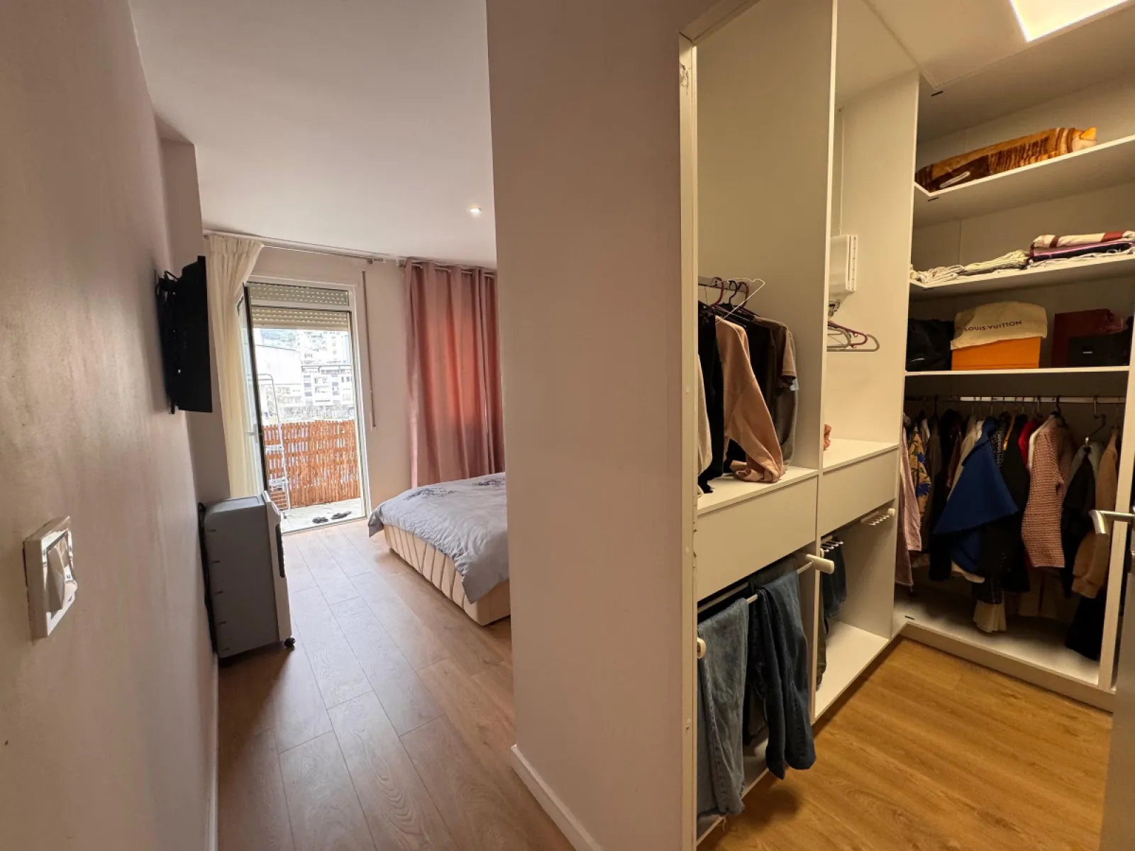 Shitet apartamenti 2+1 tek Liqeni i Thatë - vije e pare - Foto 4