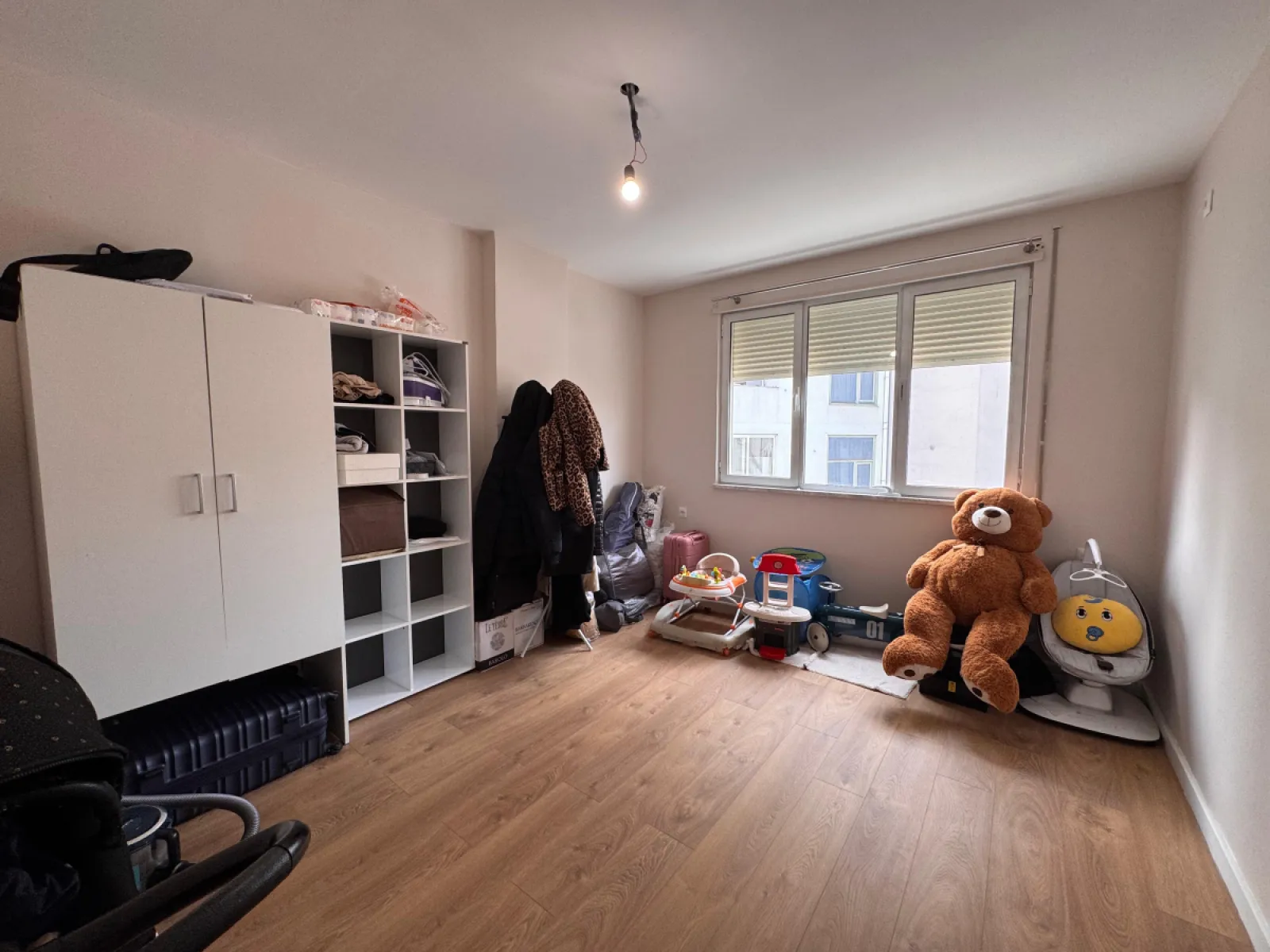 Shitet apartamenti 2+1 tek Liqeni i Thatë - vije e pare - Foto 5