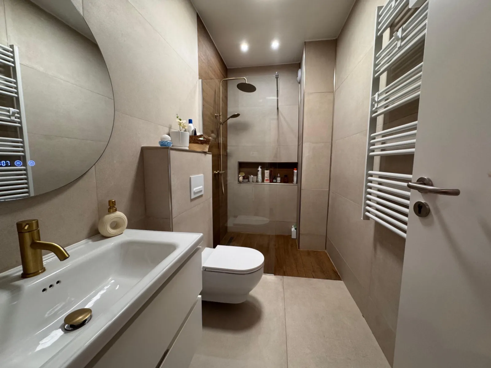 Shitet apartamenti 2+1 tek Liqeni i Thatë - vije e pare - Foto 10