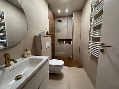 Shitet apartamenti 2+1 tek Liqeni i Thatë - vije e pare - Foto 10