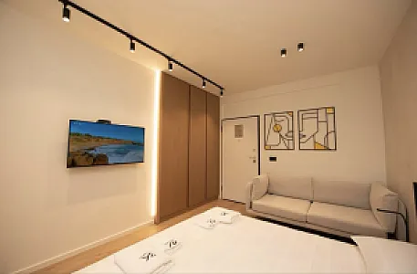 Jepet me qira studio luksoze me pamje nga deti - Foto 6