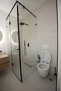 Jepet me qira studio luksoze me pamje nga deti - Foto 7