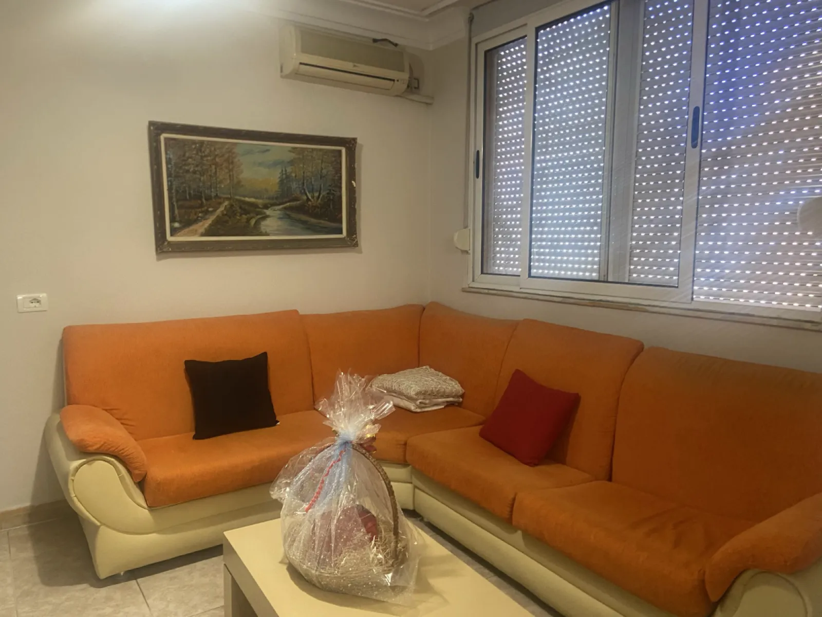 Apartament per qira -Komuna – 65,000 Lek – Tiranë – I mirë — Tiranë - Foto 1
