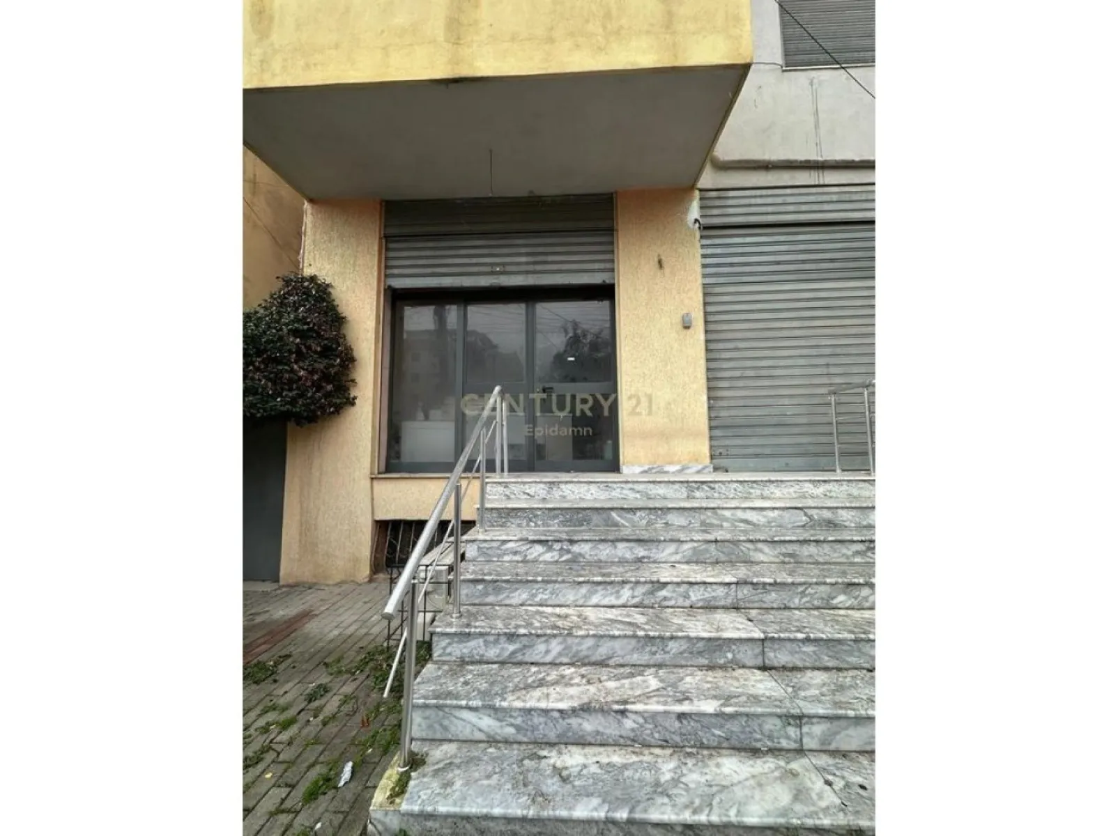 Hapësirë Komerciale Me Qera pranë – 350€ – Durrës — Durrës - Foto 1