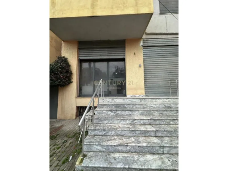 Hapësirë Komerciale Me Qera pranë Spitalit Rajonal – 60m²