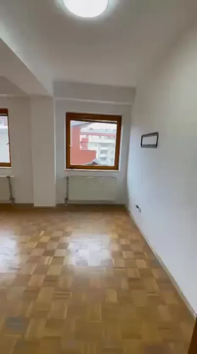 Shitet banesë 110 m² pranë Komunës së Re — video