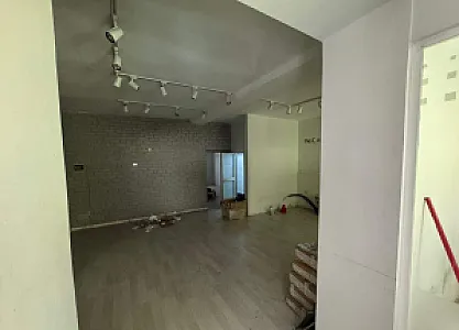 Jepet Me Qira Dyqan 100 M² – 1,500€ – Tiranë – Si i ri — Tiranë - Foto 1