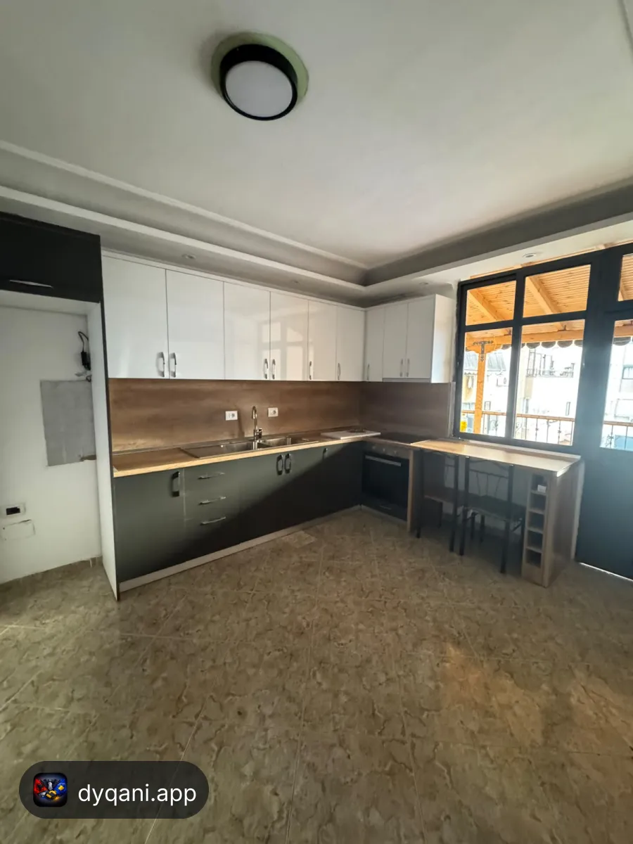 Apartament 3+1+2 me qira, pallat – 55,000€ – Tirane – I mirë — Tirane - Foto 1