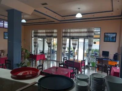 Cafe polis adijoni