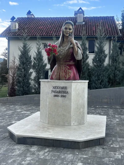 Busti i Nexhmije Pagarushës