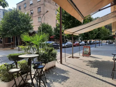 Hani Kikes Restaurant Bar