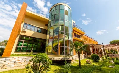 Kolaveri Resort, Golem