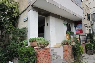 Freddy's Hotel, Tirana