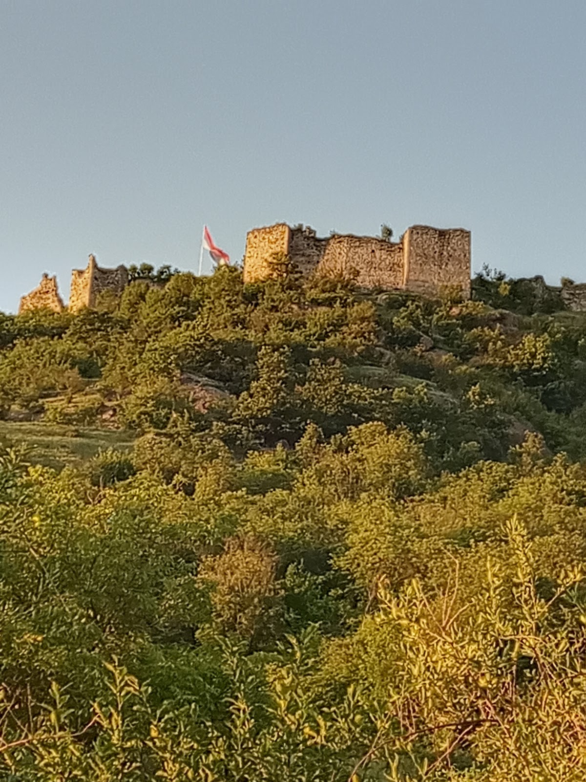 Српска застава на брду Звечан — Atraksione në Mitrovicë — photo 4