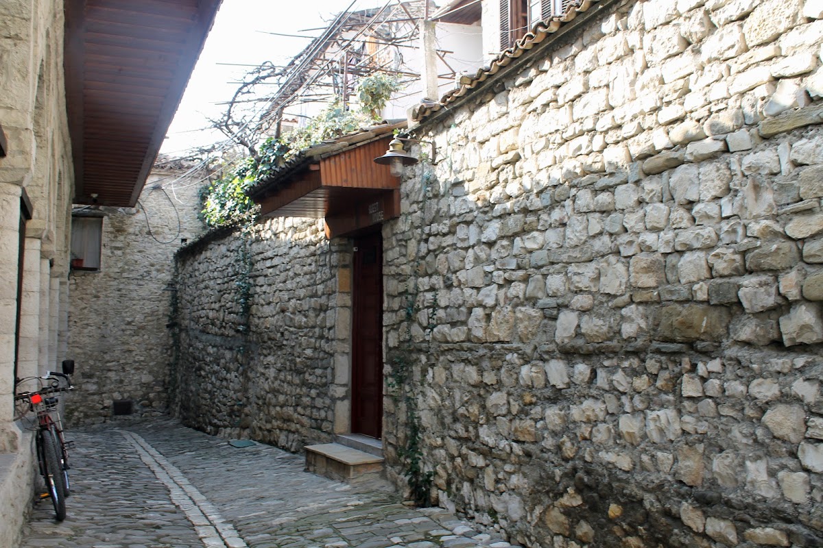 Tomor Shehu Guest House photo 3