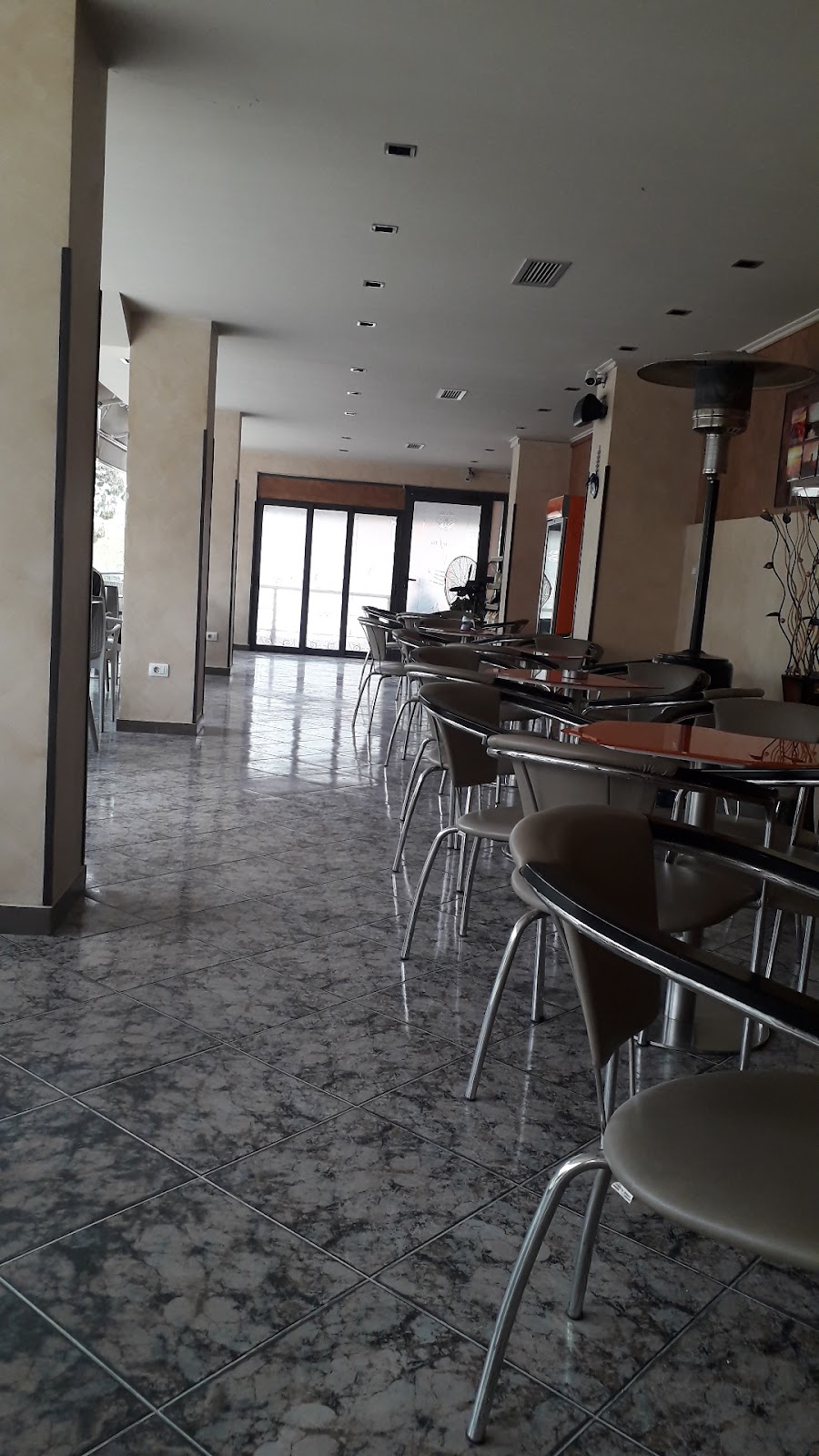 Orange bar tek Mozi photo 2