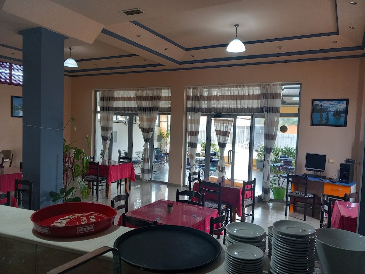 Cafe polis adijoni