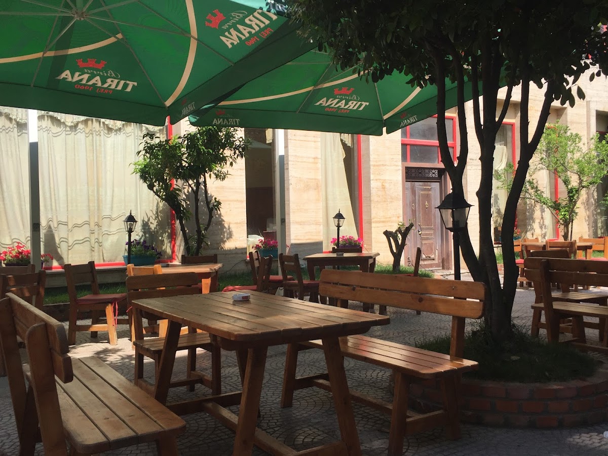 Leader Bar Restaurant Grill photo 4