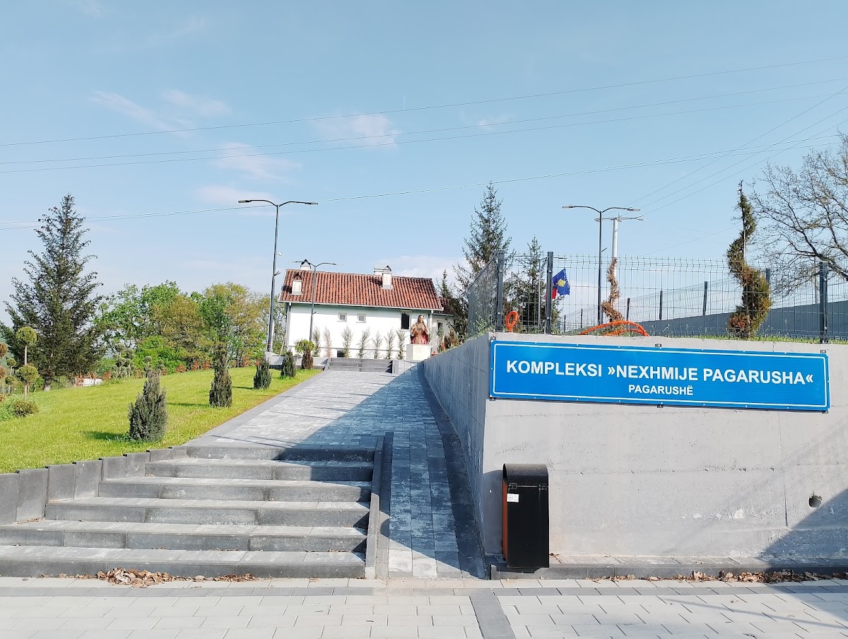 Busti i Nexhmije Pagarushës photo 2