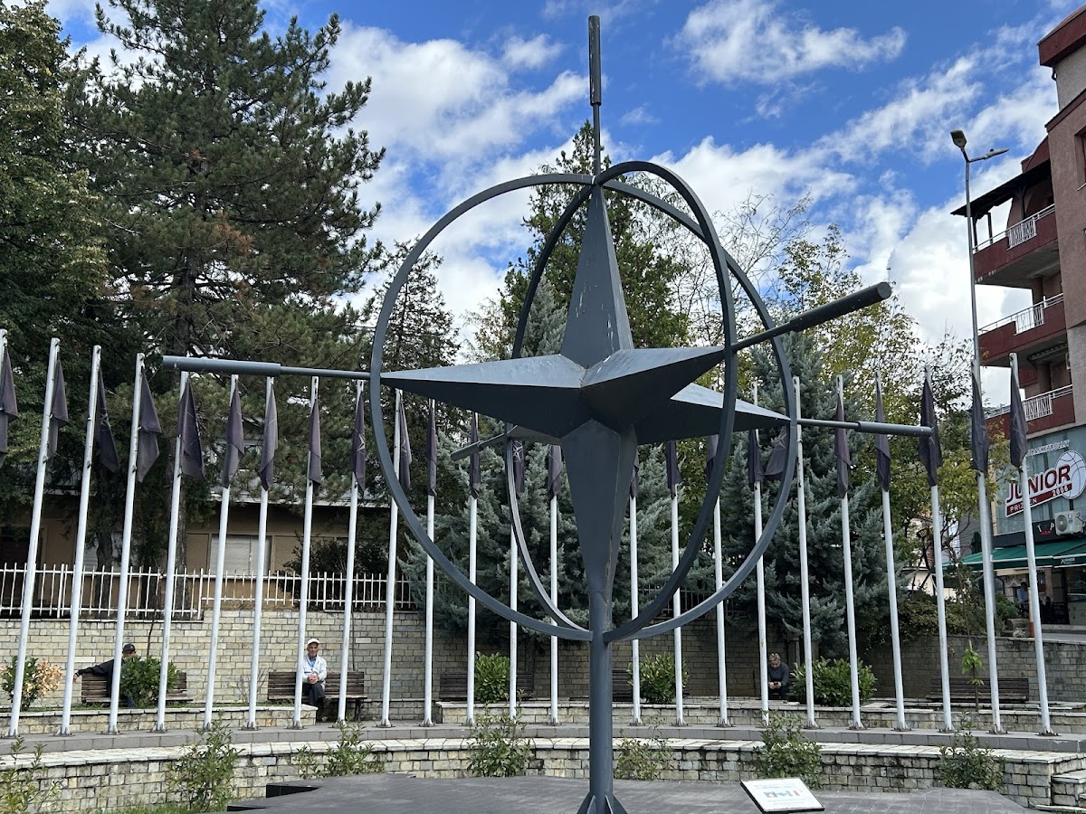 North Atlantic Treaty Organization Monument — Atraksione në Prizren