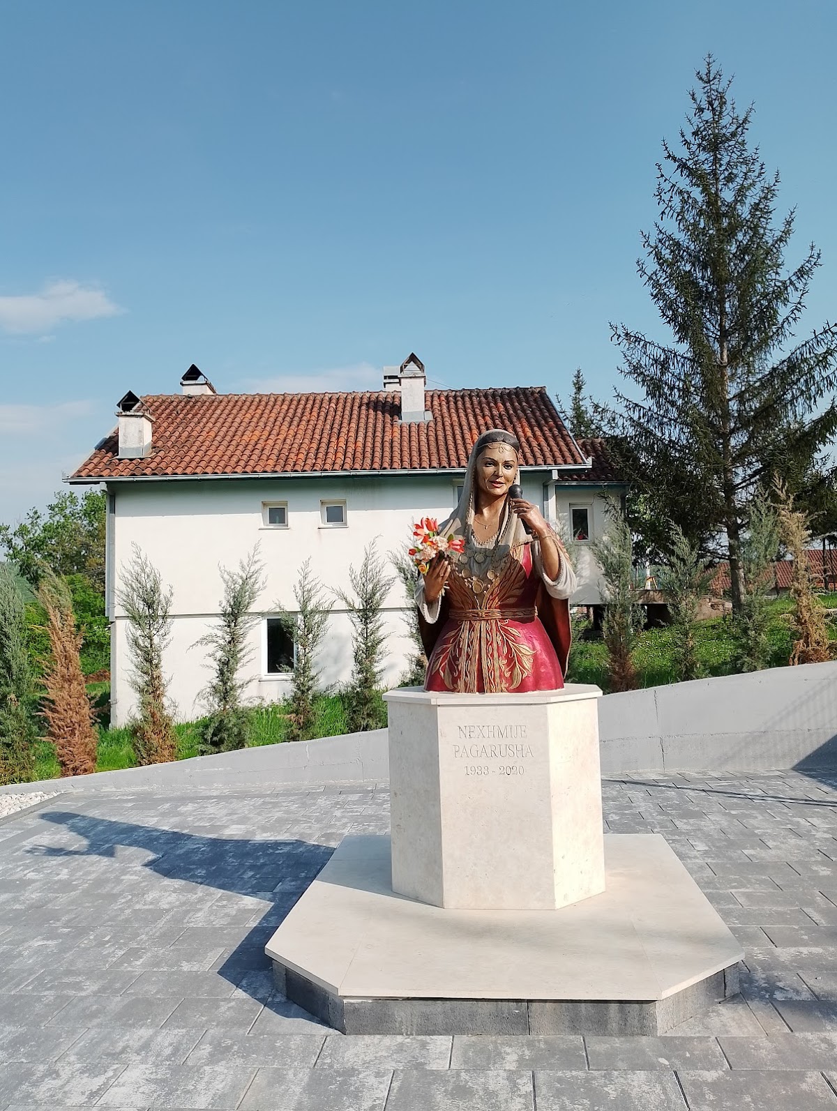 Busti i Nexhmije Pagarushës photo 5