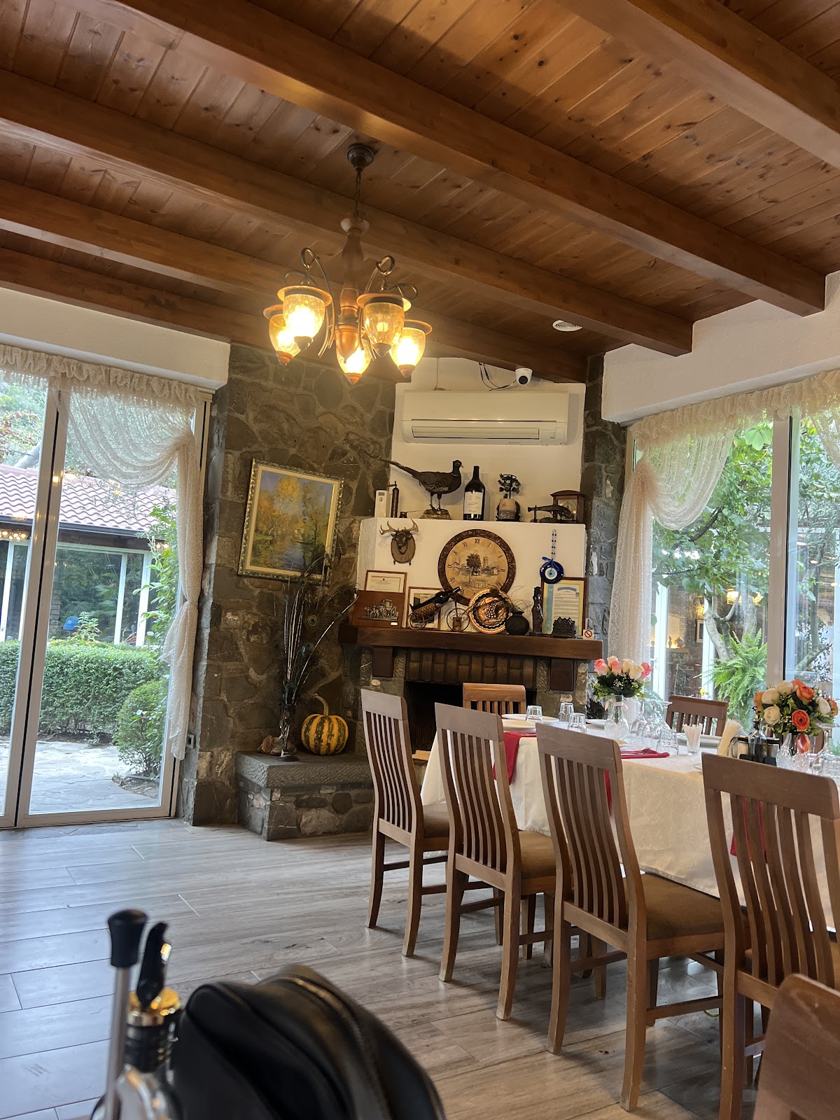 Baçe Mbret Bar & Restaurant