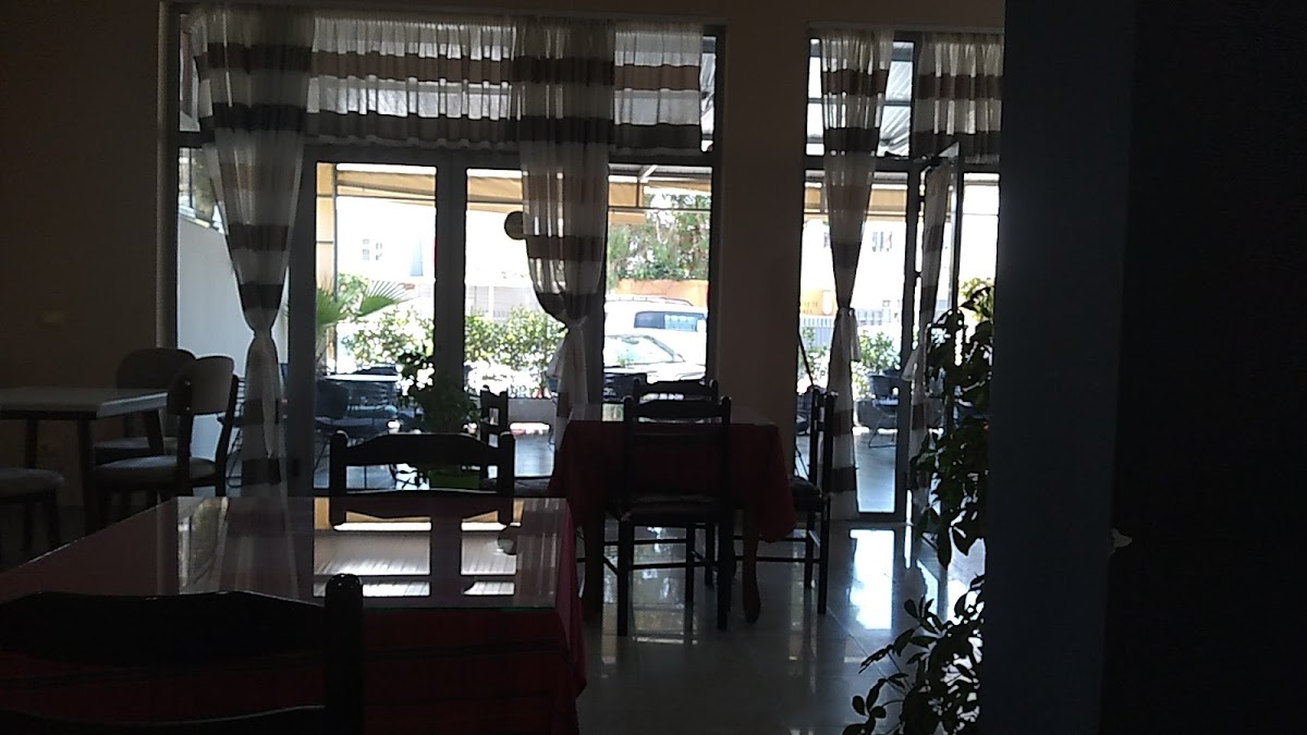 Cafe polis adijoni photo 2