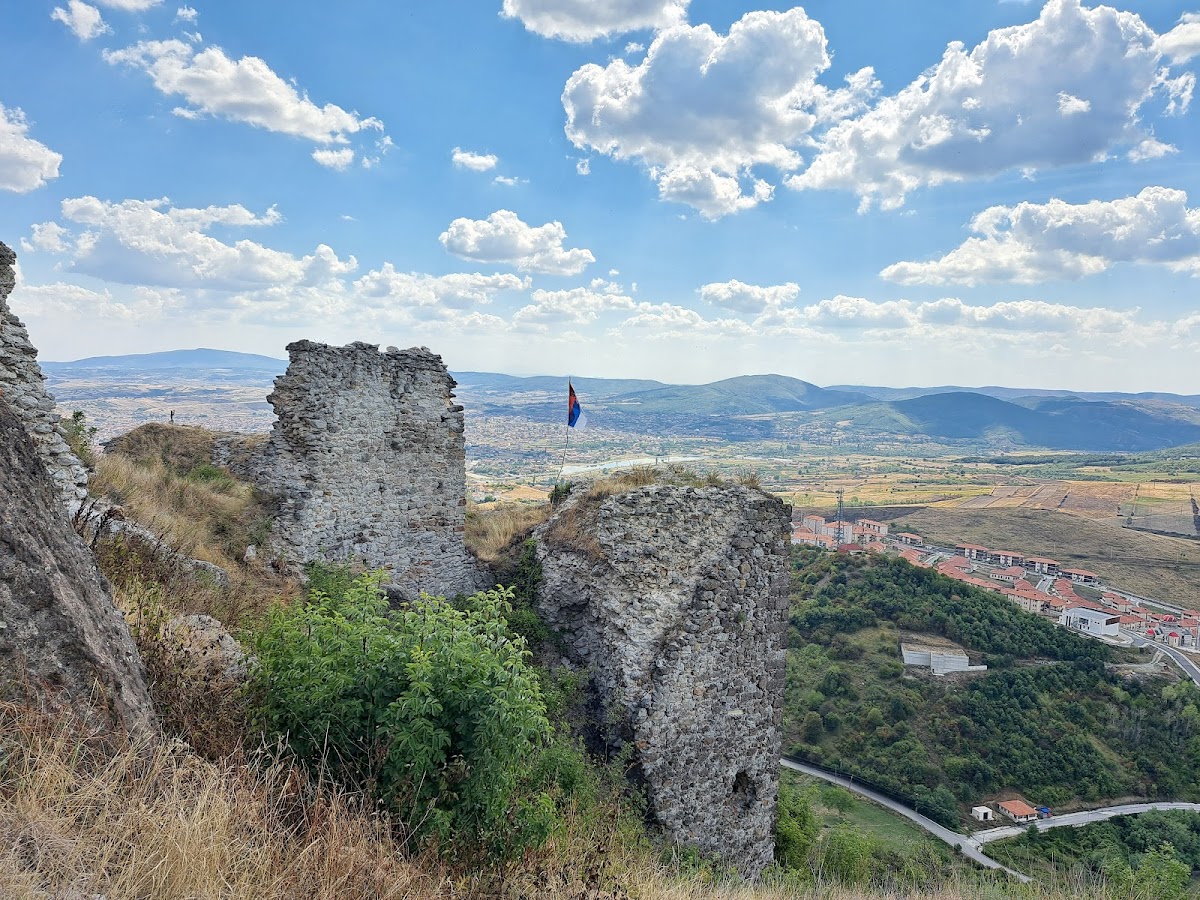 Serbian medival Fortress of Zvecan — Atraksione në Mitrovicë — photo 4