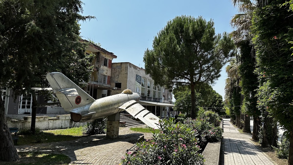 Mikoyan-Gurevich MiG-17 photo 2