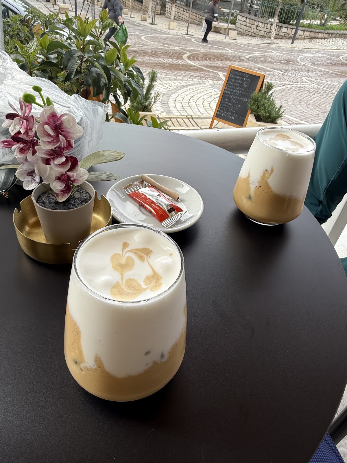 Gold coffee shop photo 4