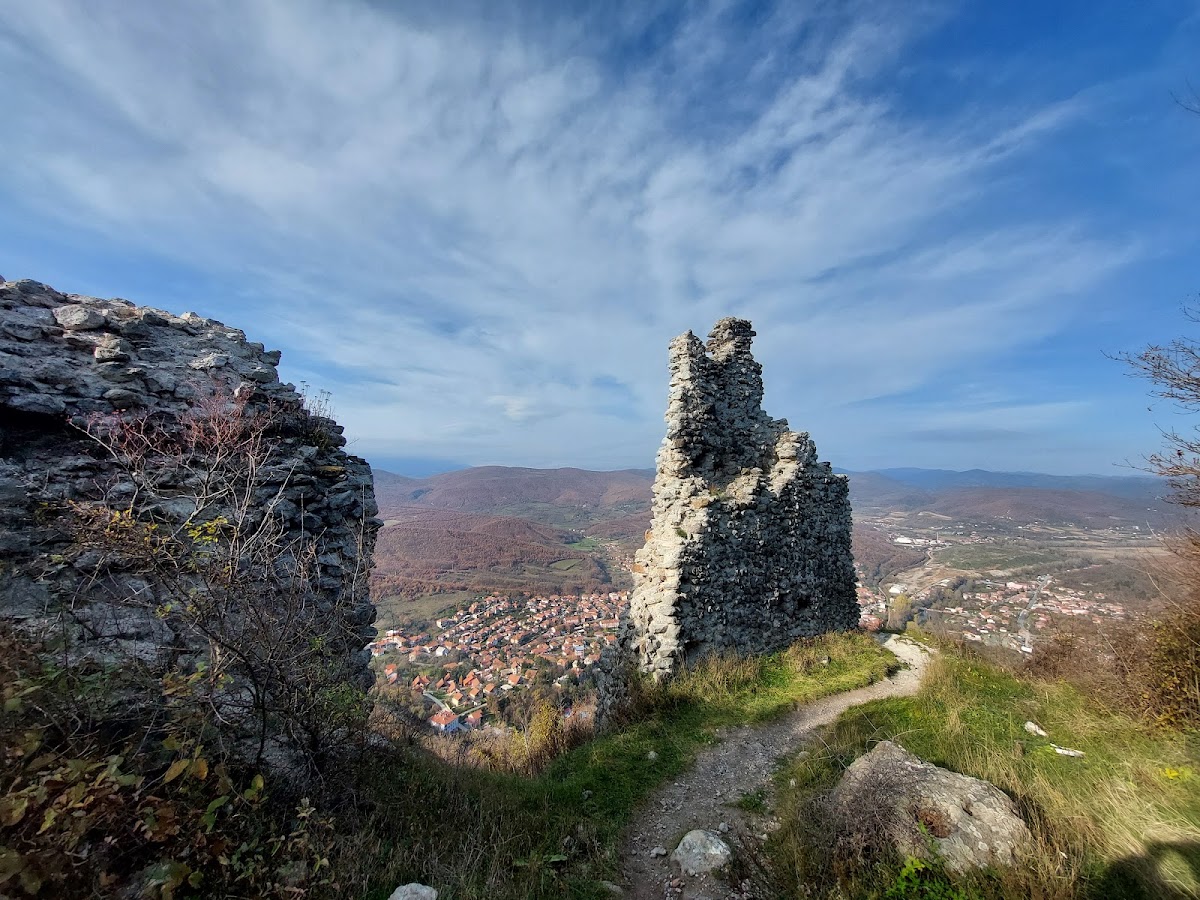 Српска застава на брду Звечан — Atraksione në Mitrovicë — photo 2