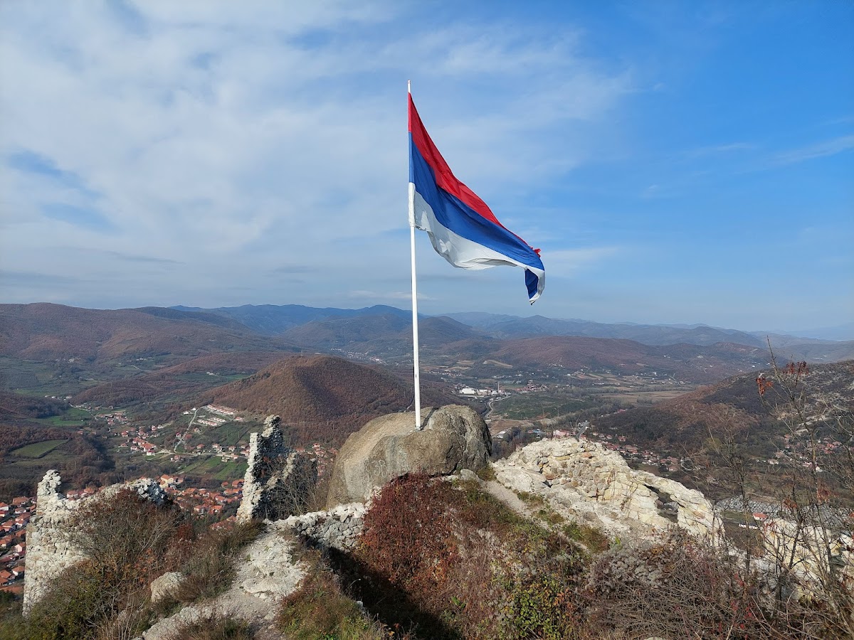 Српска застава на брду Звечан — Atraksione në Mitrovicë — photo 3