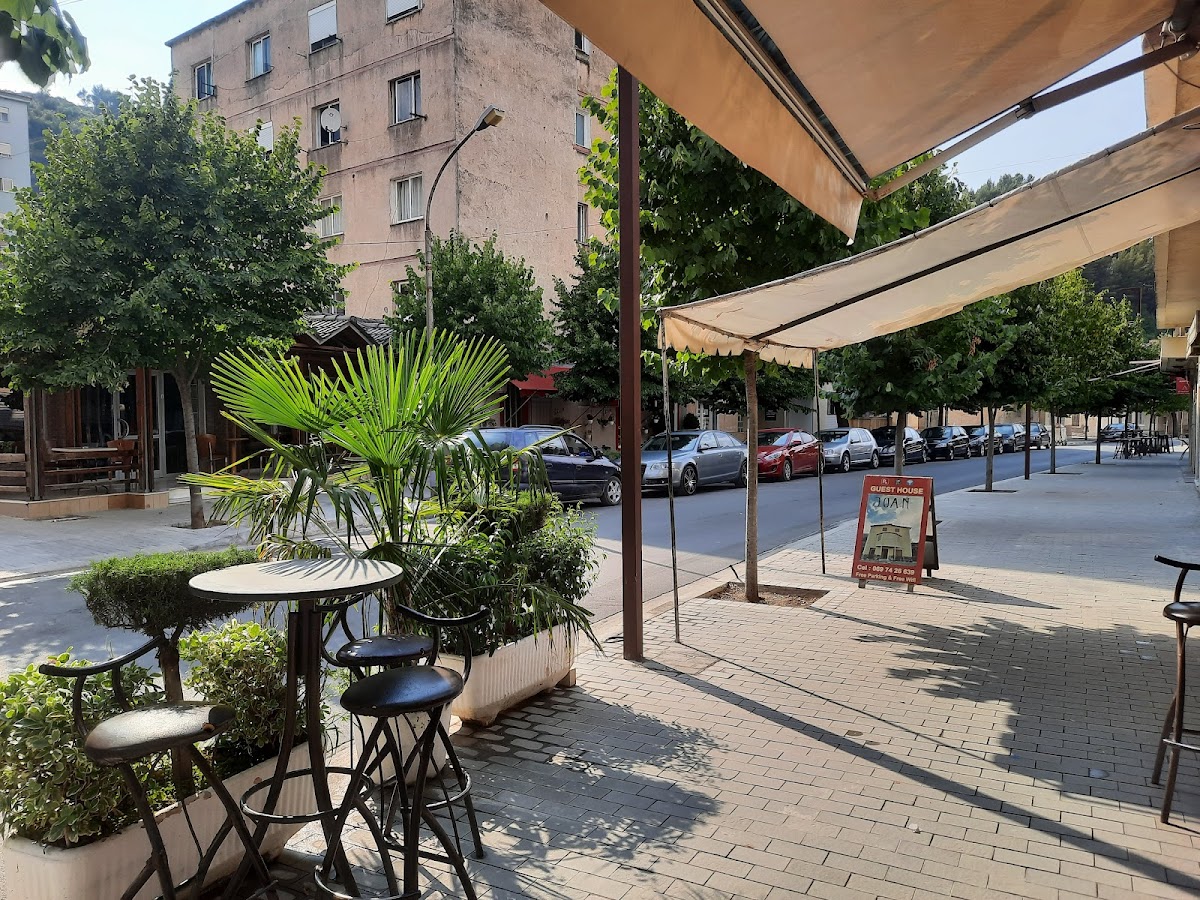Hani Kikes Restaurant Bar