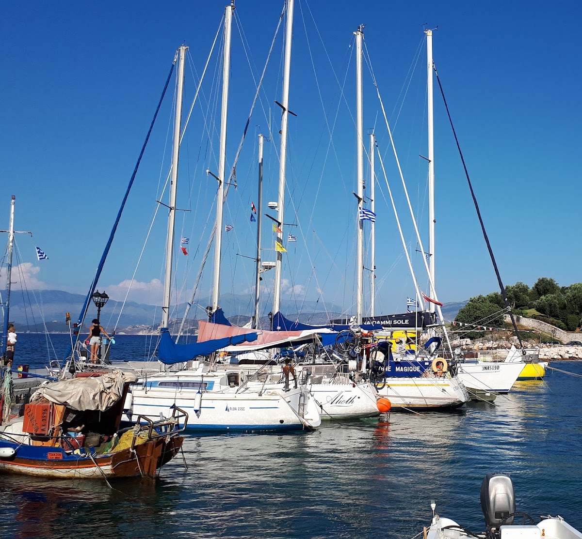 Poseidon Hotel, Trident Bar & Coffee Lounge
