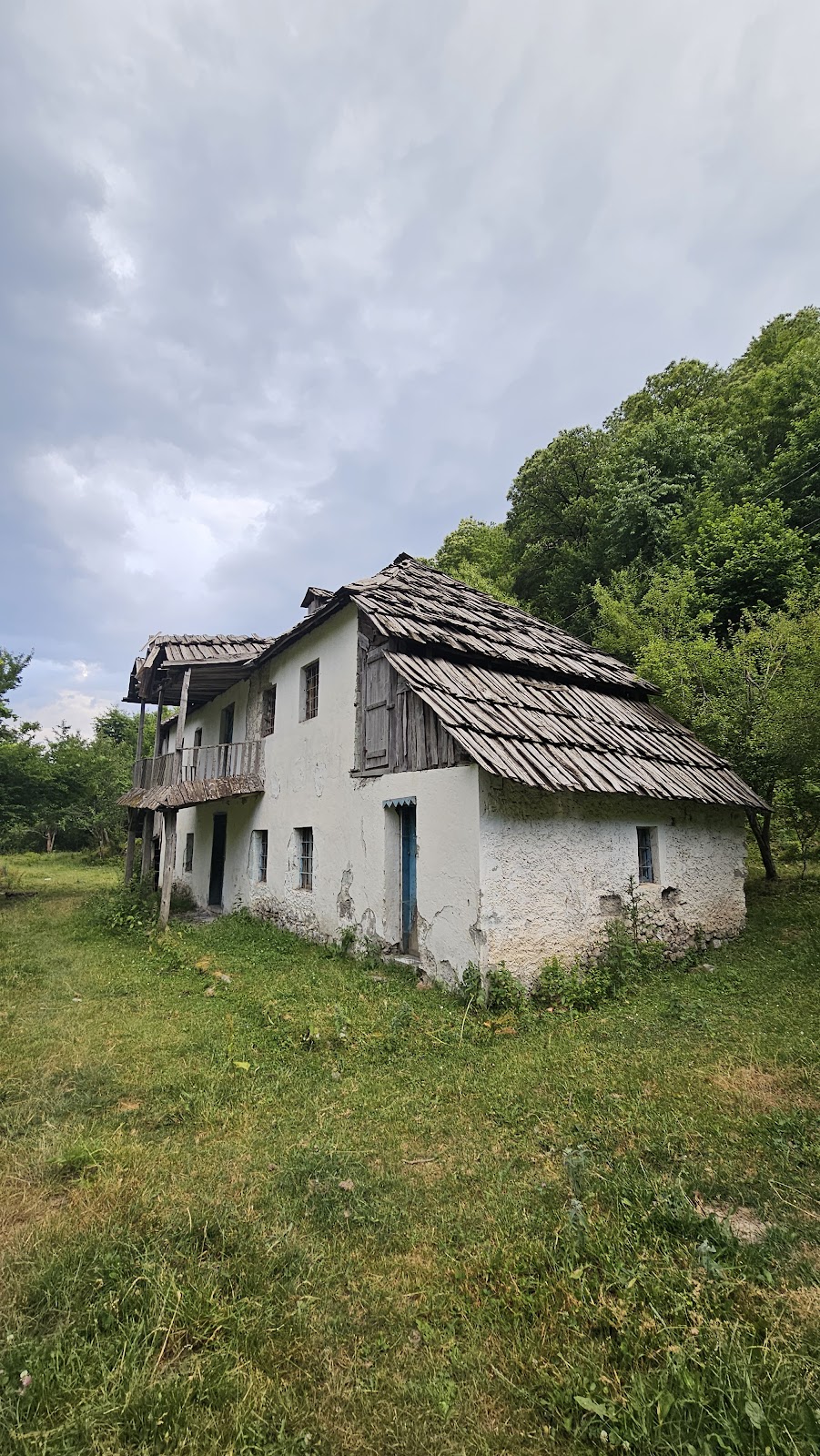 Llozhen, Tropojë photo 2