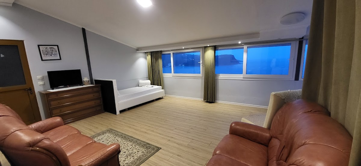 Jon Rooms photo 5