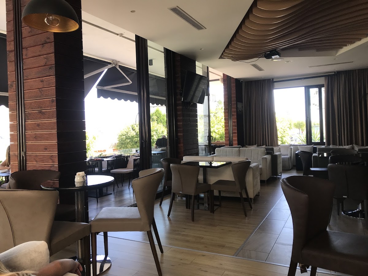 Port Side Lounge photo 3