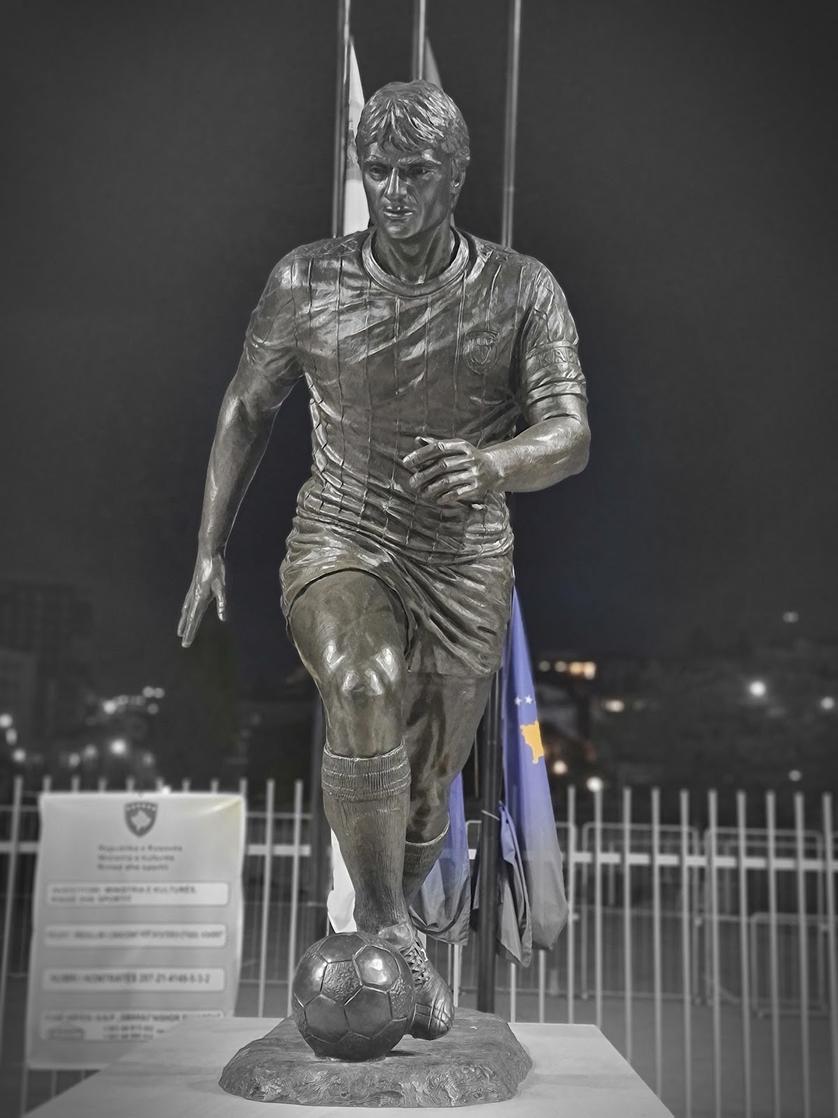 Statue of Fadil Vokrri — Atraksione në Prishtinë — photo 4